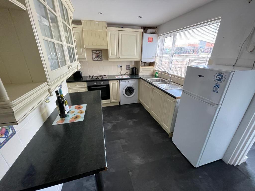 Cheerful 2 Bedroom House Hindley Екстер'єр фото