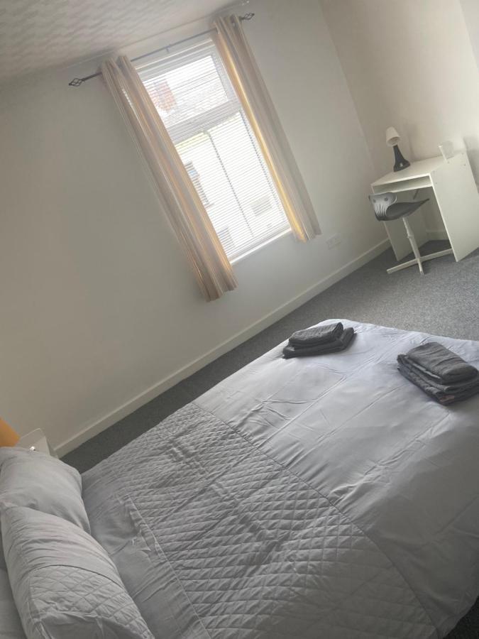 Cheerful 2 Bedroom House Hindley Екстер'єр фото