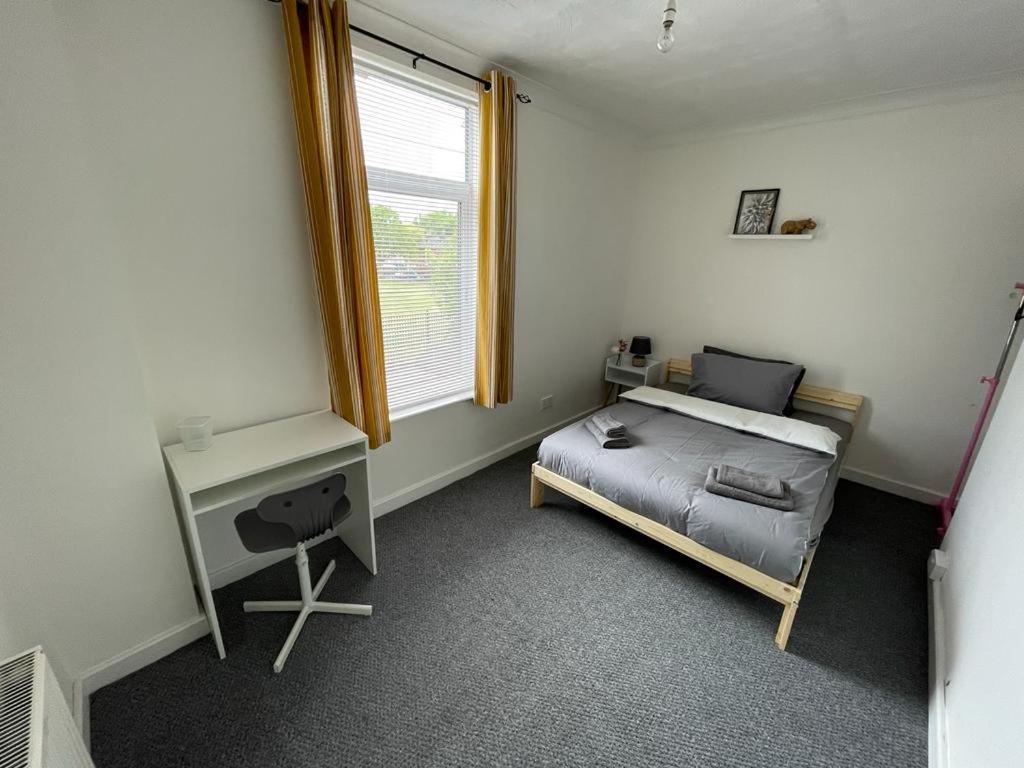 Cheerful 2 Bedroom House Hindley Екстер'єр фото